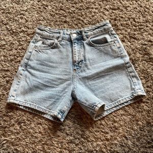 Pull & bear light wash denim shorts size 24 high rise